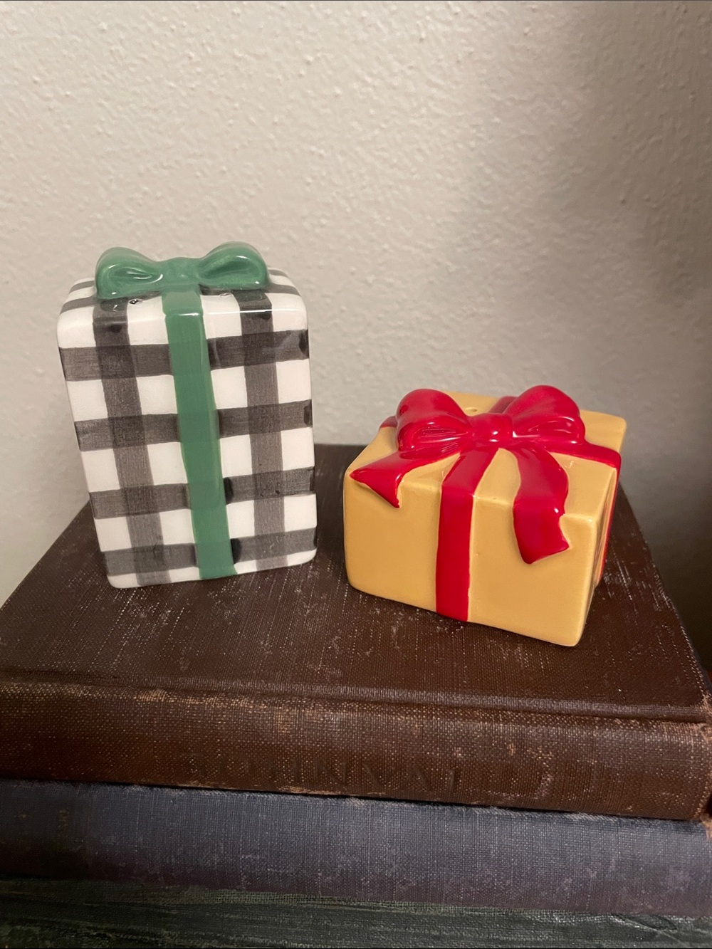 Hallmark VIP Exclusive 2023 Ceramic Salt & Pepper Shakers CHRISTMAS PRESENTS